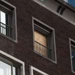 Vandalisme en verloedering teisteren de bijbank aan de Boompjes. (Foto: Arthur van Beveren)