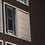 Vandalisme en verloedering teisteren de bijbank aan de Boompjes. (Foto: Arthur van Beveren)
