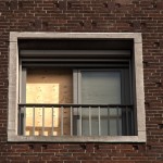 Vandalisme en verloedering teisteren de bijbank aan de Boompjes. (Foto: Arthur van Beveren)